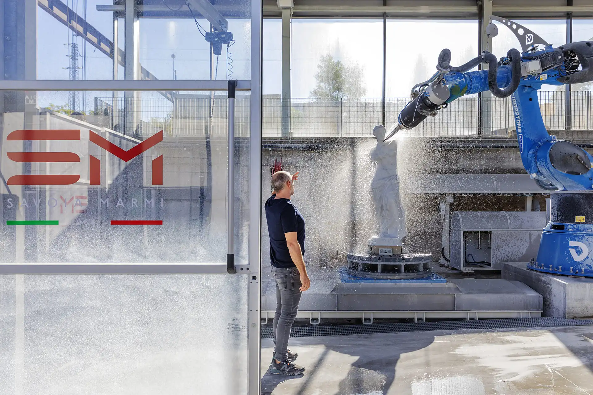 Braccio robotico che scolpisce una statua in marmo nell'officina Savoia Marmi