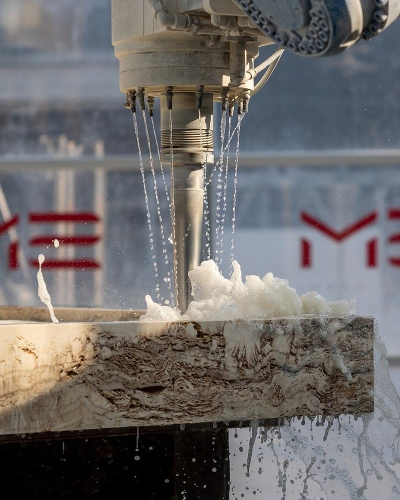 Lavorazione a macchina di un blocco di marmo