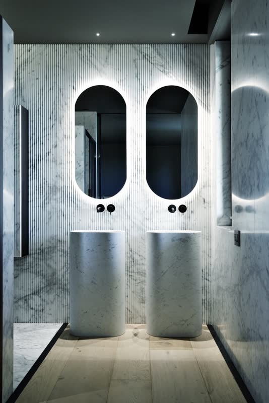 Bagno in marmo di Carrara con doppio lavabo a colonna