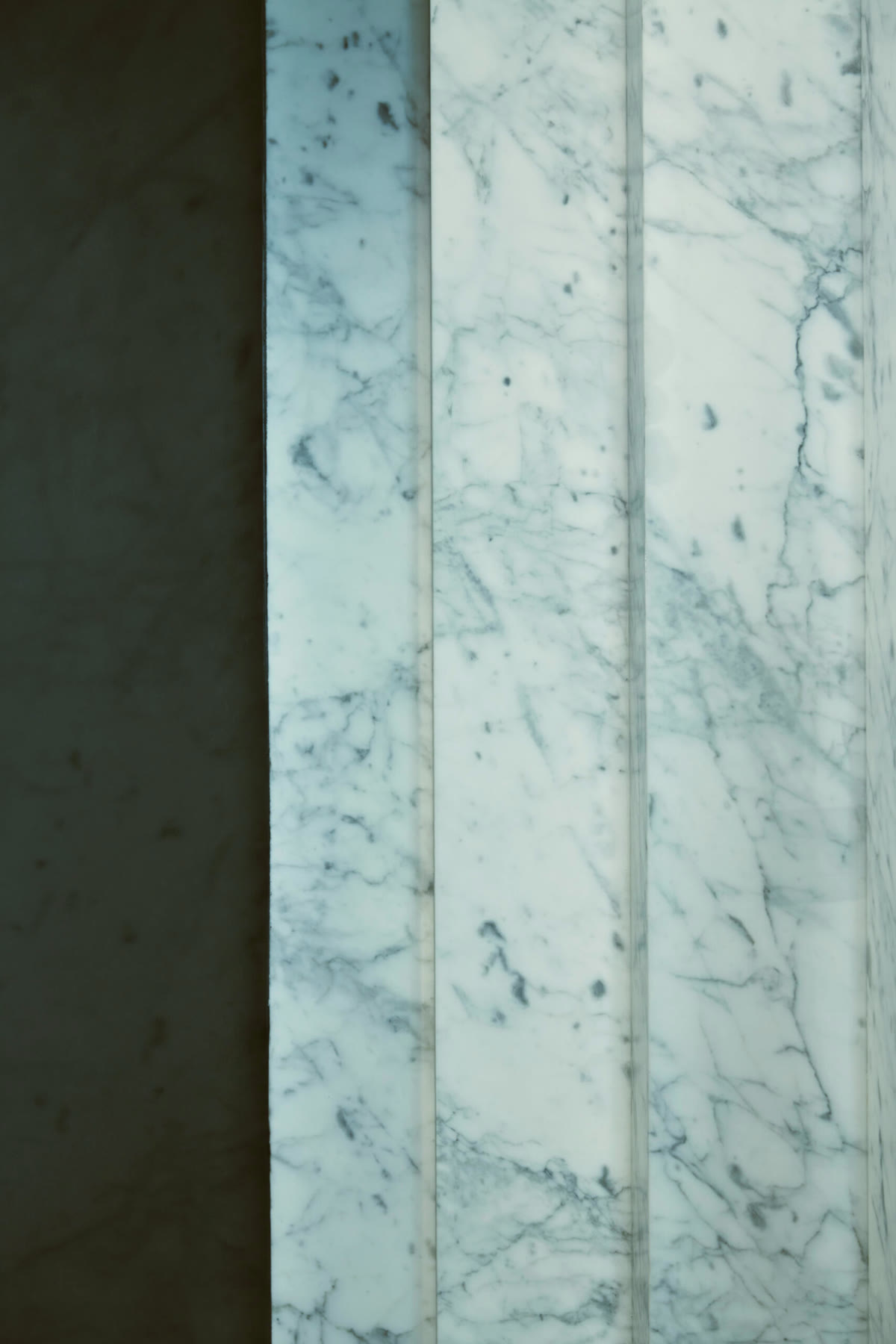 Macro della venatura del marmo di Carrara sui listelli scanalati