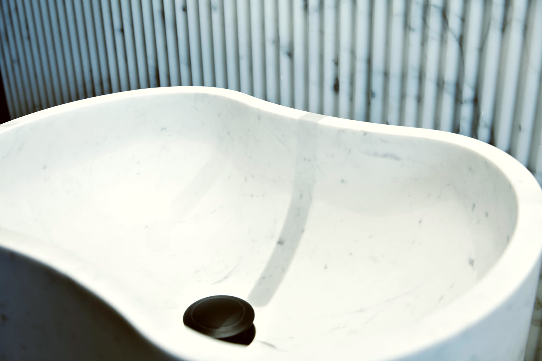 Lavabo a colonna in marmo di Carrara, dettaglio dello scarico