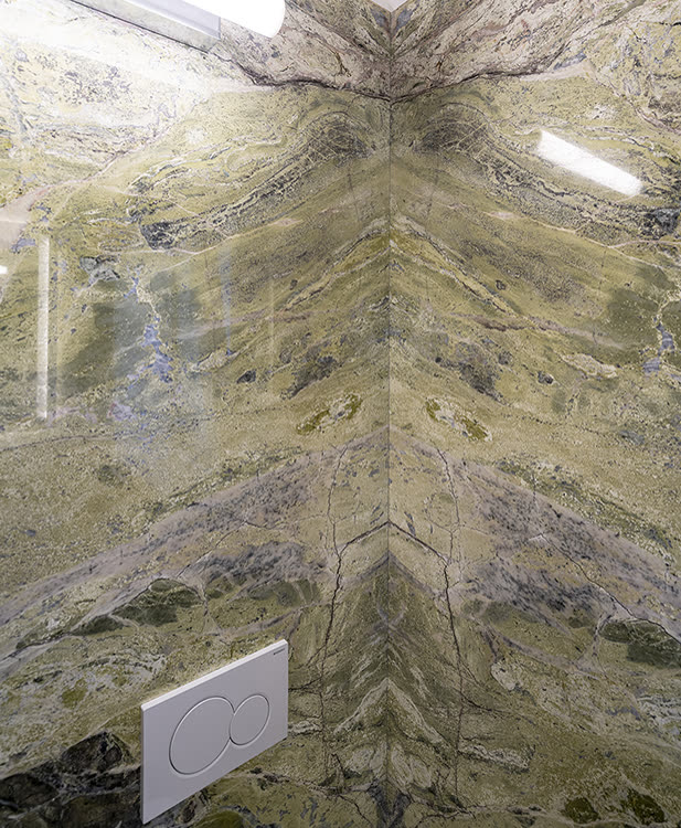 Lavabo d'appoggio con specchio retroilluminato, rivestimento in Irish Green