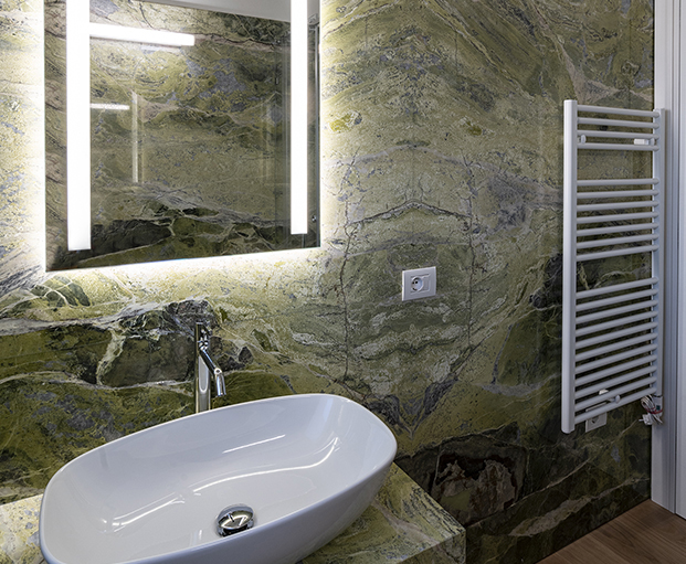 Miscelatore doccia e specchio retroilluminato in marmo Irish Green