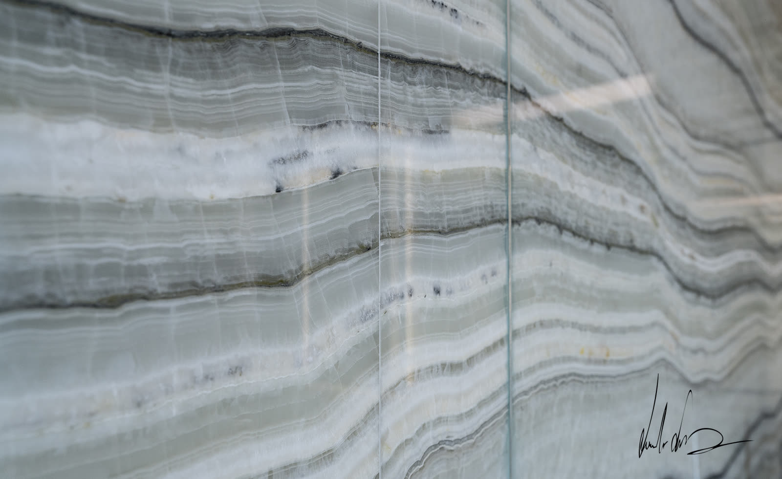 Dettaglio macro della venatura dell'onice Chiffon in bookmatch, lastre accostate a specchio