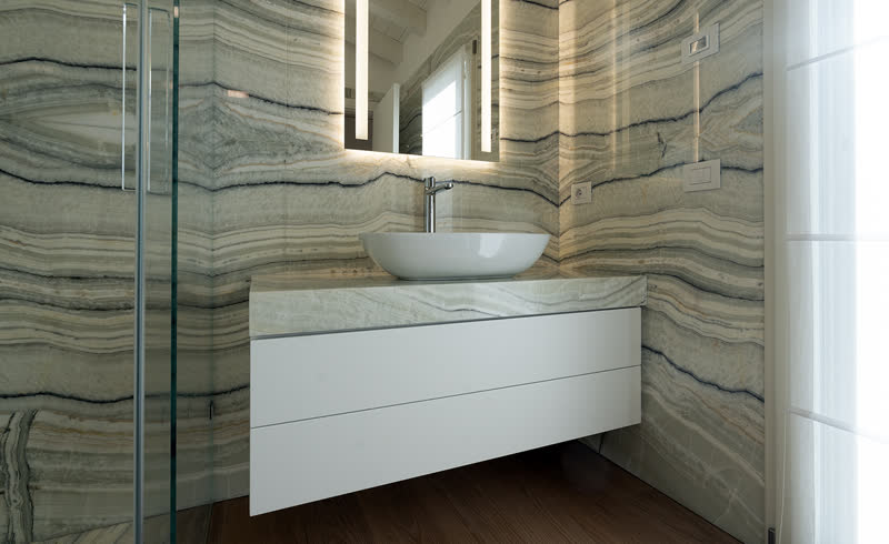 Bagno in Onice Chiffon con lavabo e specchio retroilluminato