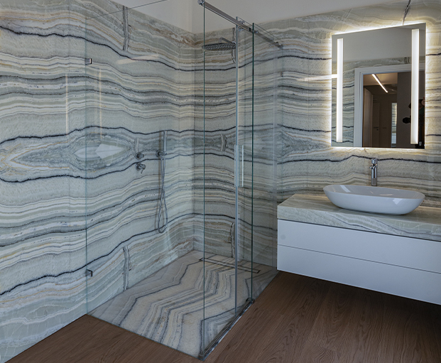 Bagno completo con doccia e lavabo in onice Chiffon