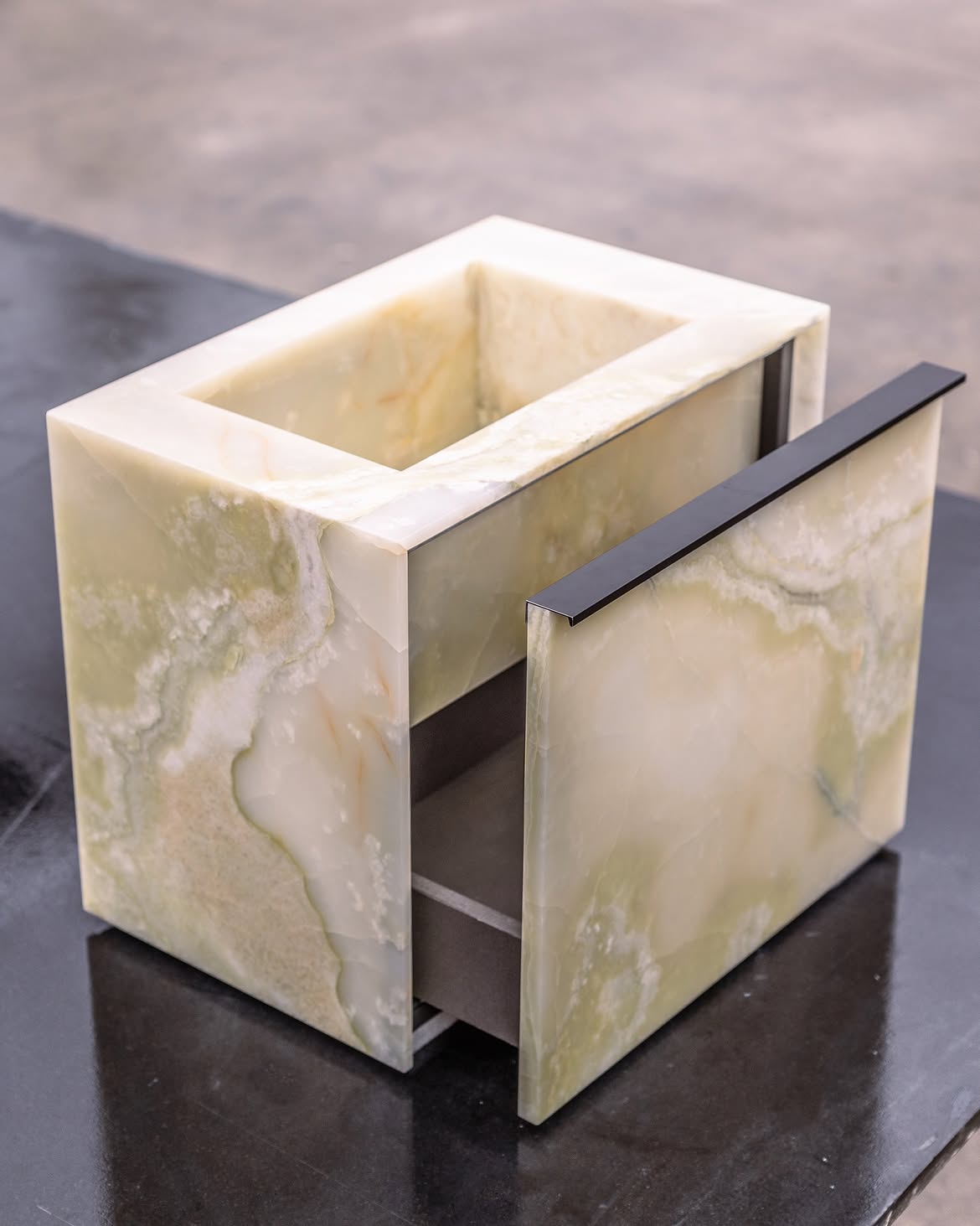 Mobile bagno in onice verde con lavabo integrato