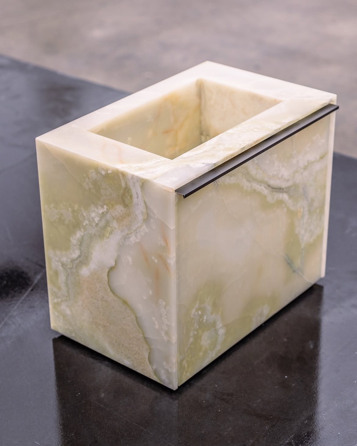 Mobile in onice verde con lavabo integrato