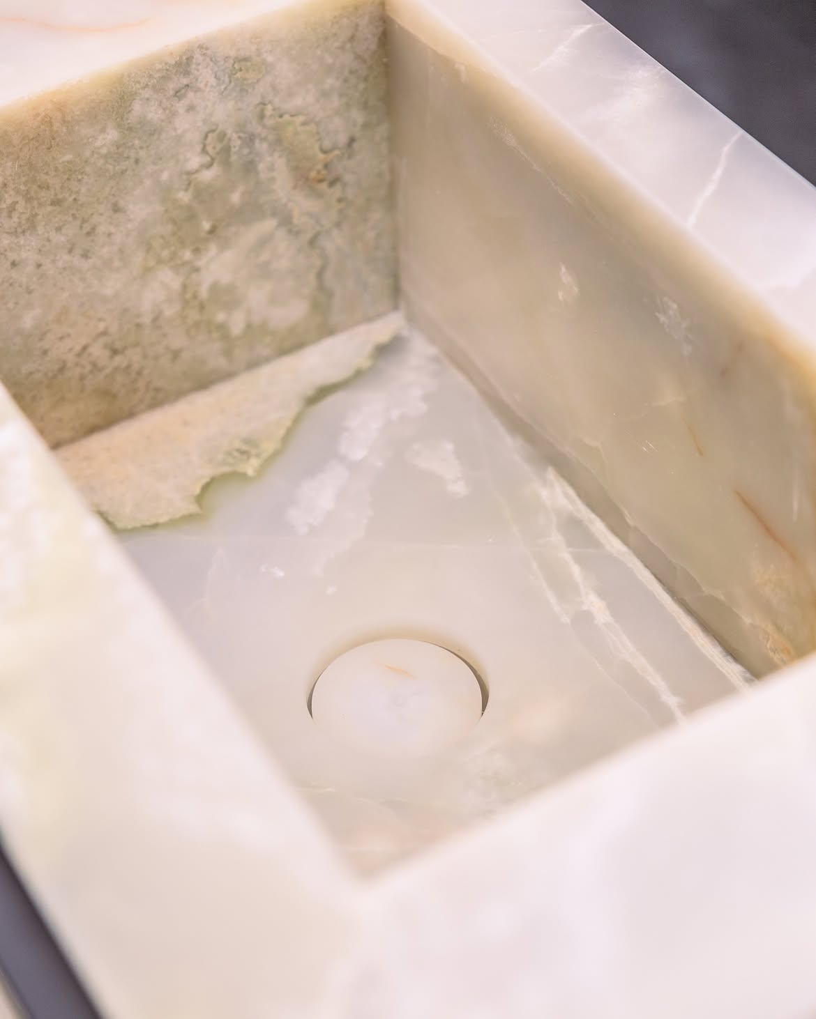 Dettaglio della cavità del lavabo scavata nell'onice verde