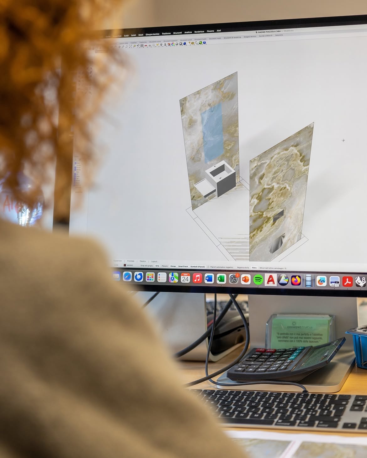 Progettazione tecnica del bagno in onice verde al computer