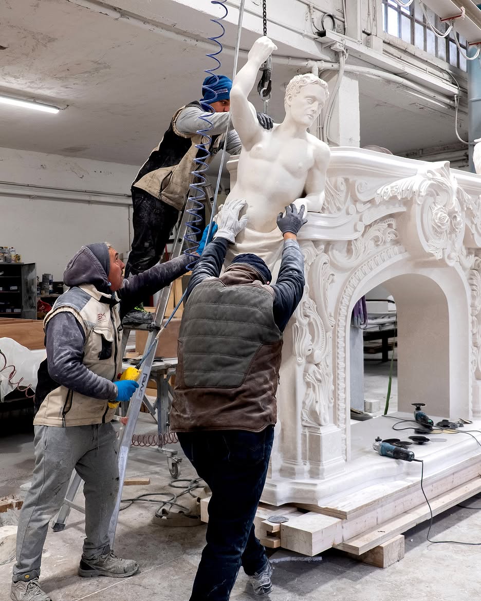 Il team al lavoro nel sollevare la statua sul camino