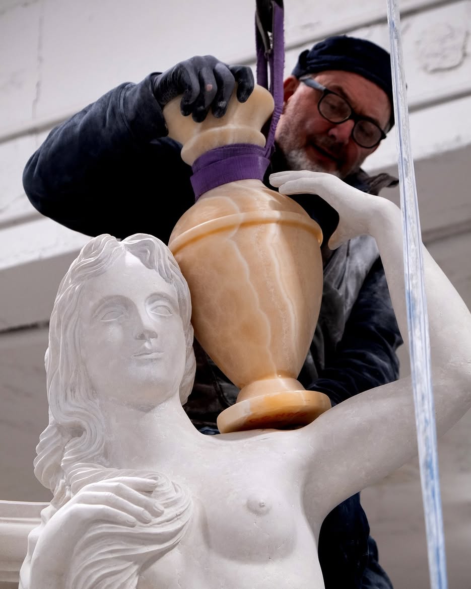 Installazione della coppa in onice sulla mano della statua