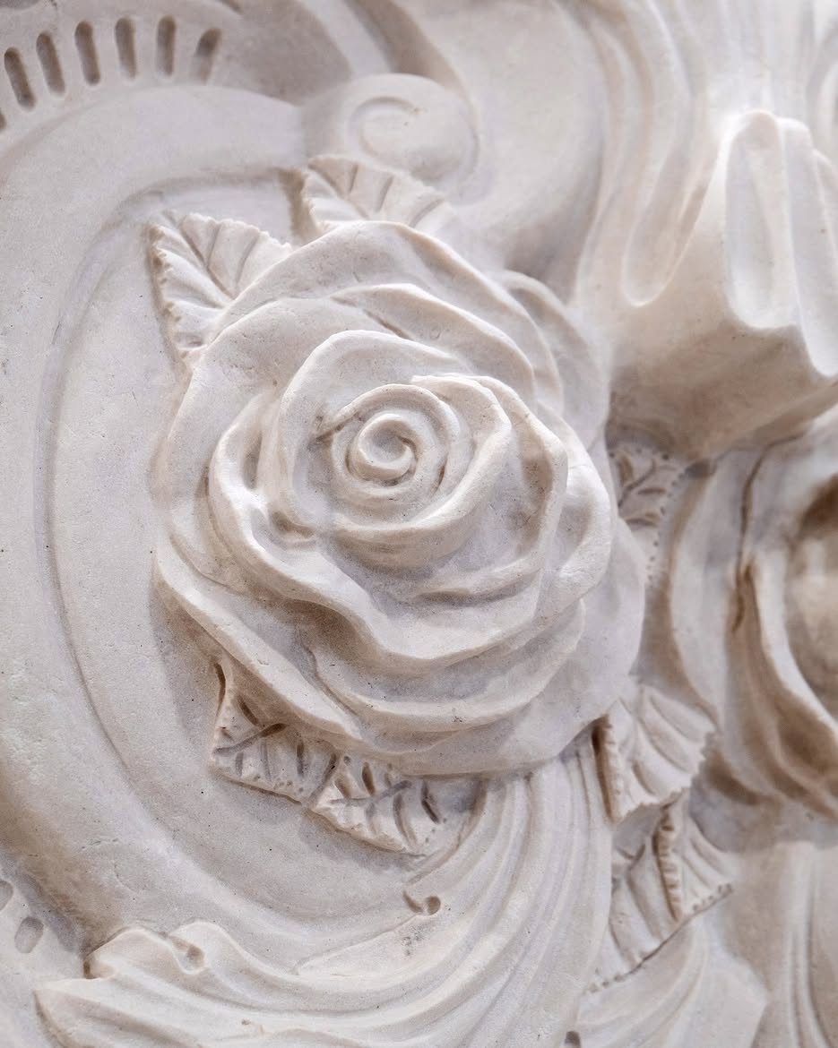 Dettaglio della rosa scolpita a mano sul camino