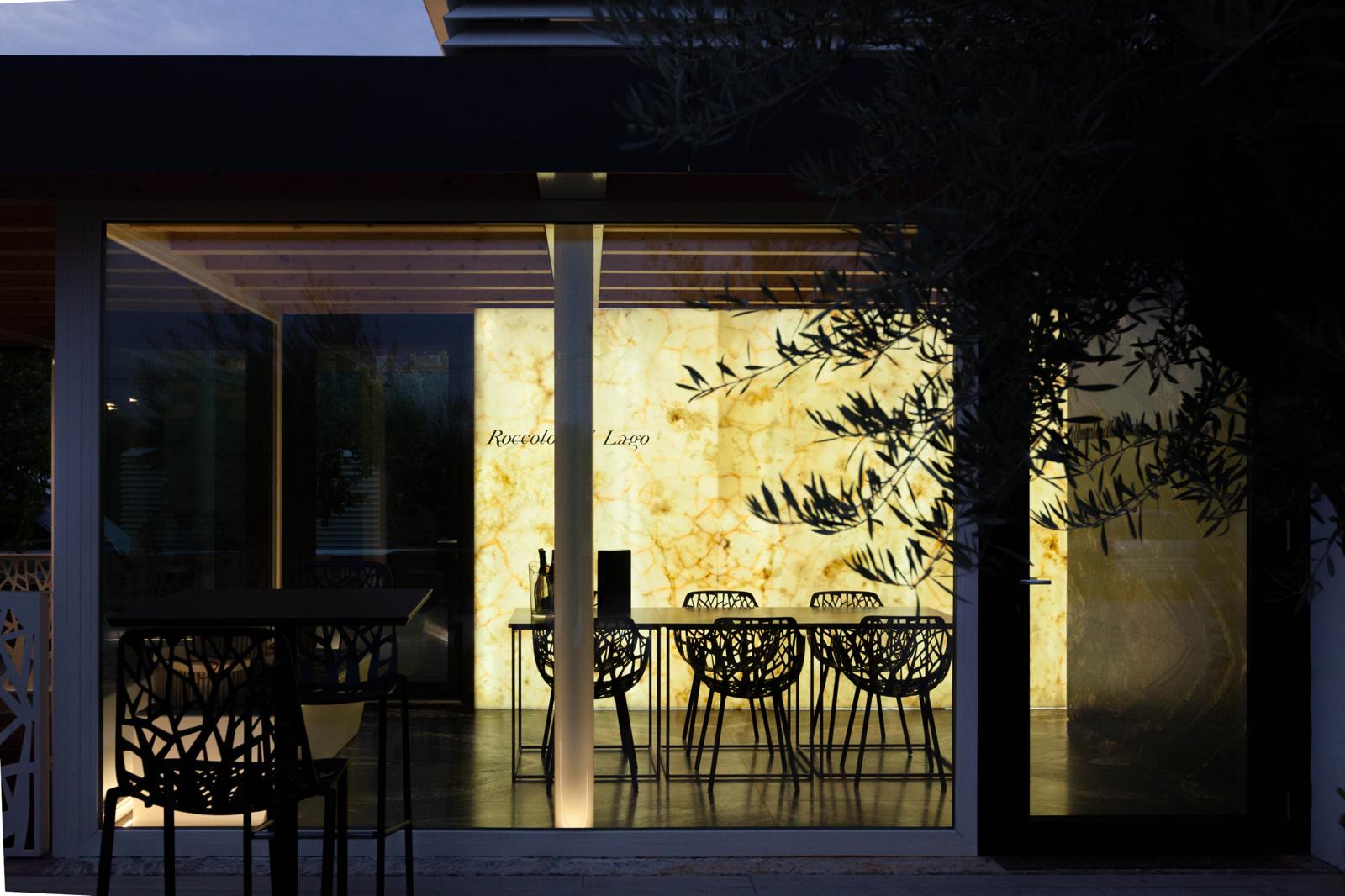Cantina Roccolo del Lago, parete retroilluminata in cristallo