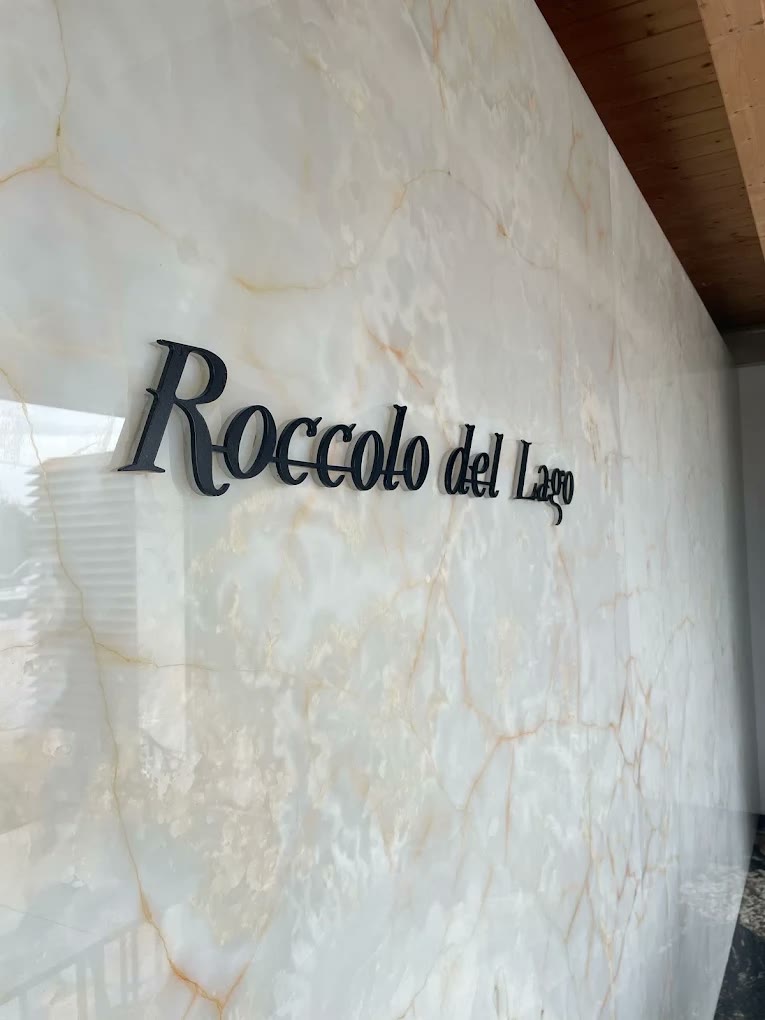 Rivestimento in Cosmic Black a macchia aperta, con soffitto a travi in legno