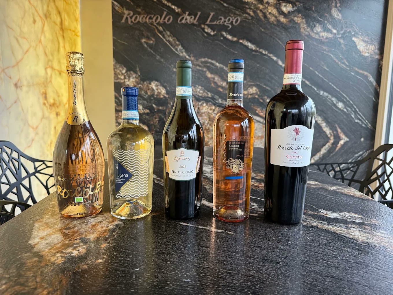 Bottiglie di vino Roccolo del Lago sul tavolo in Cosmic Black