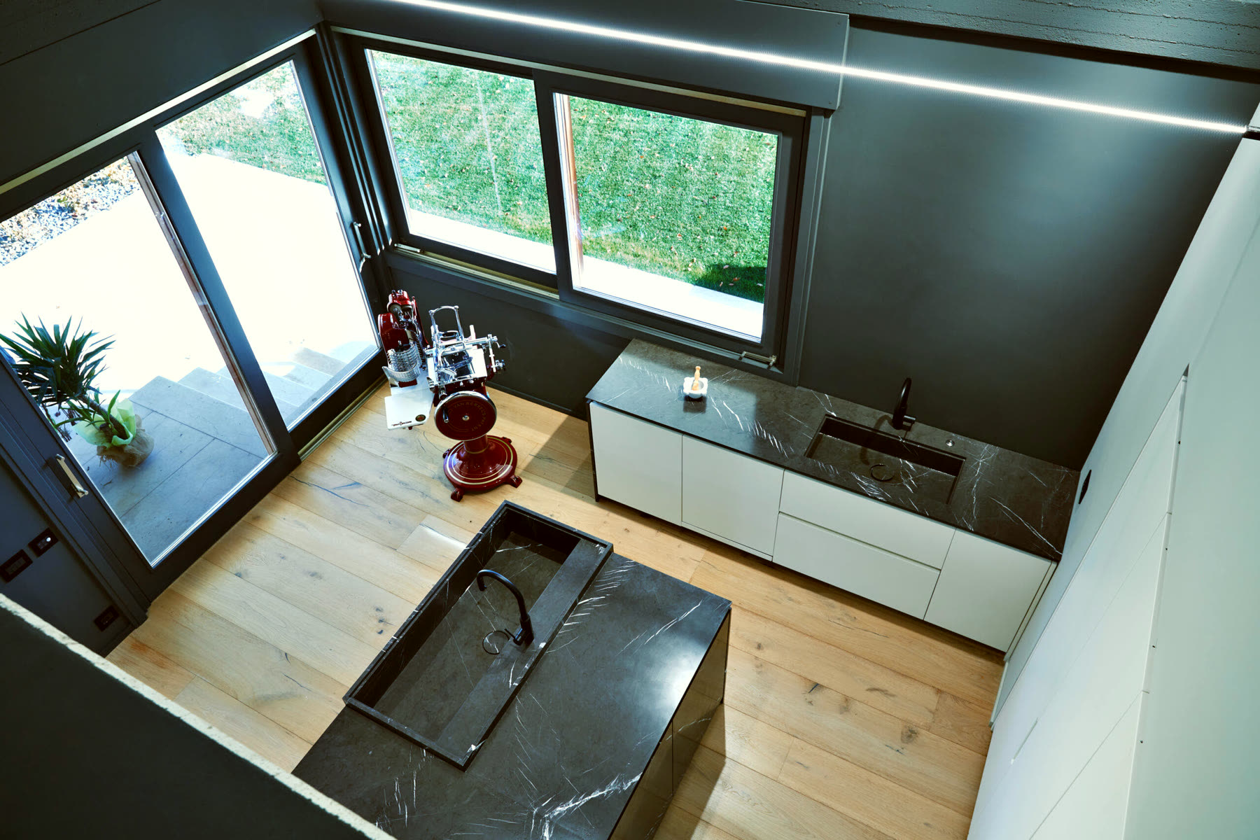 Vista dall'alto della cucina con isola in Grafite Grey
