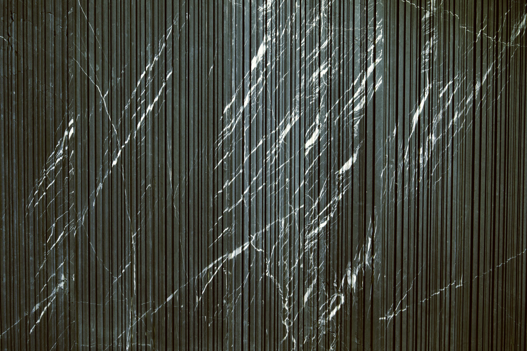Parete a listelli scanalati in marmo Grafite Grey