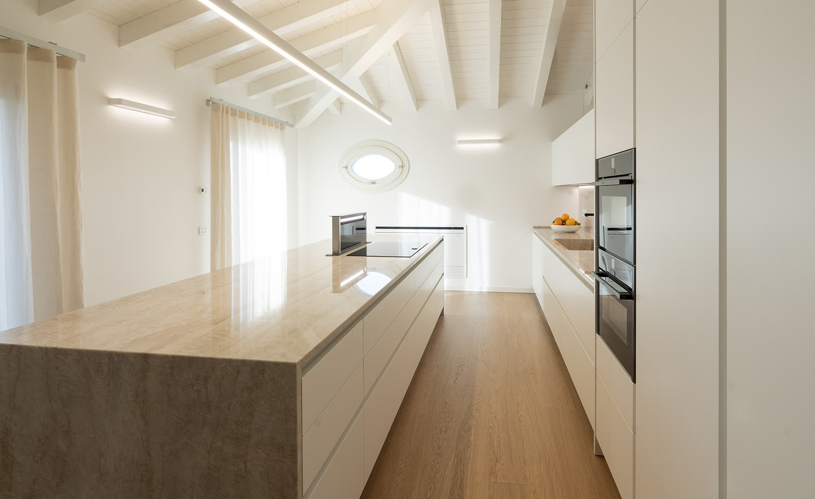 Cucina con soffitto a vista e trave in legno, isola in Taj Mahal