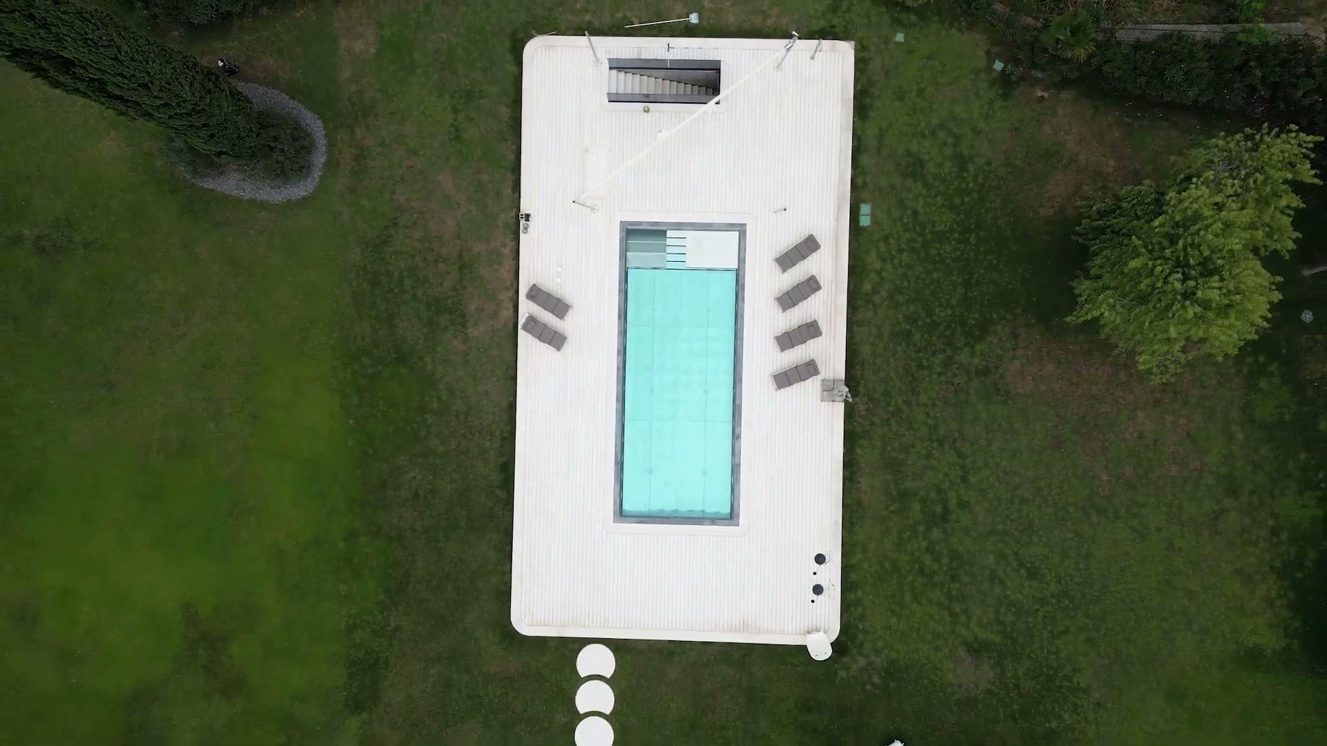 Pavimento a doghe in pietra naturale a bordo piscina