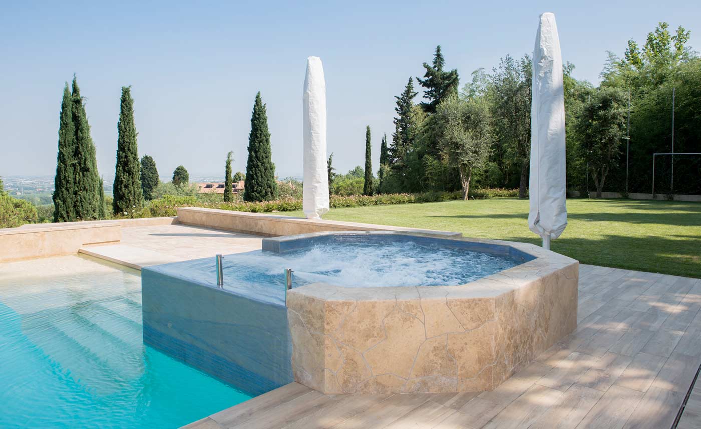 Piscina rivestita in lastre di travertino massello