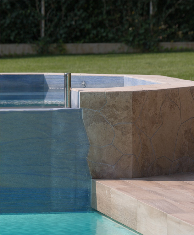 Dettaglio dell'angolo tra idromassaggio e piscina in travertino