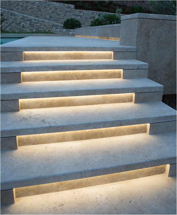Gradini in travertino con illuminazione integrata, di sera