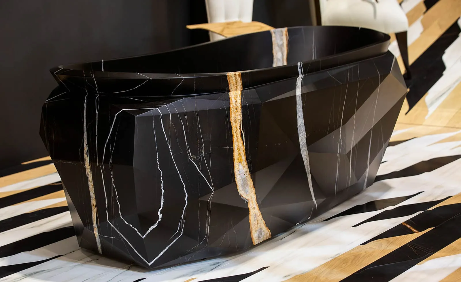 Vasca Diamante, scultura d'arredo in marmo nero sfaccettato