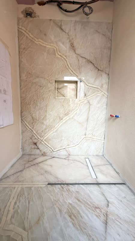 Bagno con parete in quarzite Patagonia retroilluminata
