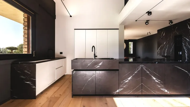 Cucina con ante in marmo scuro a venatura abbinata
