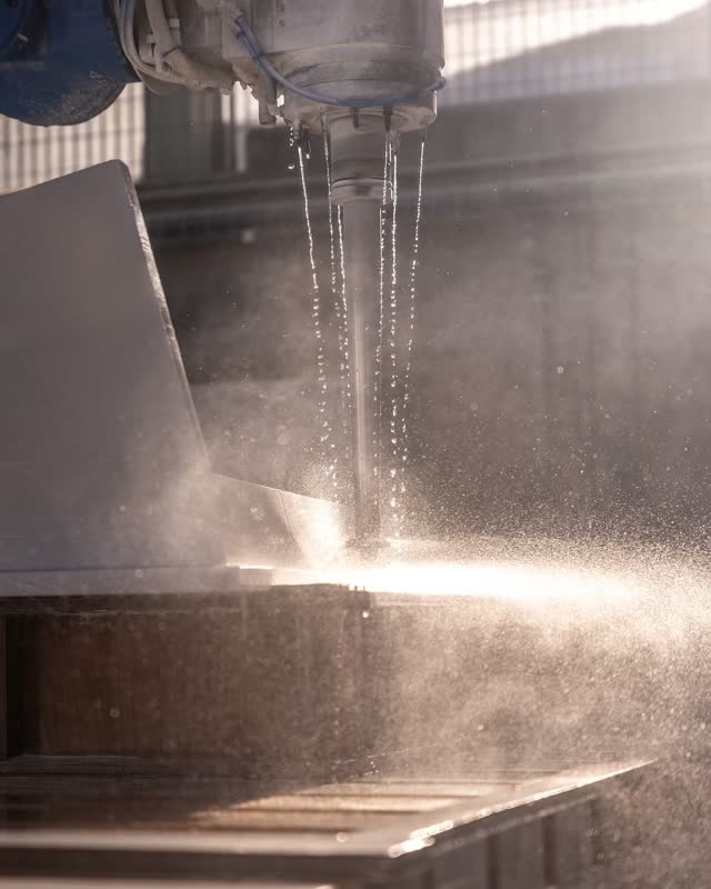 Taglio a getto d&rsquo;acqua di una lastra di marmo nell&rsquo;officina Savoia Marmi